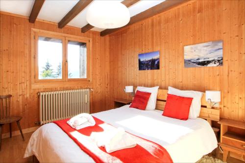 Six-Bedroom House image 10