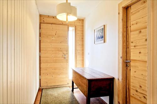 Six-Bedroom House image 6