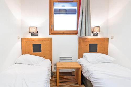 2 twin beds, 1 sofa bed