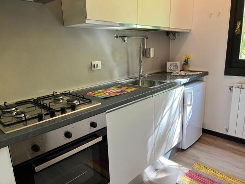 廚房, Bnbook Casa Luccio VistaLago Ispra in 伊斯普拉
