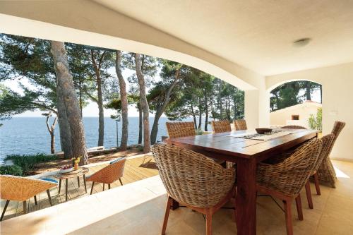 LUMA HVAR Premium Beachfront Villa 1st Row to Sea