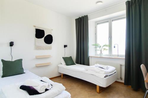 2 twin beds