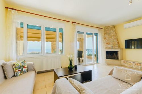 Momento 3-bdrm Villa with shared pool, Poseidi