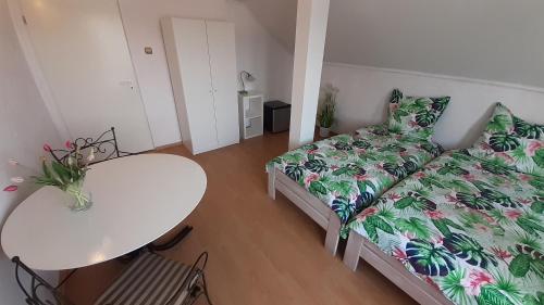2 twin beds