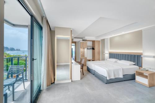 Superior Suite with Sea View image 4