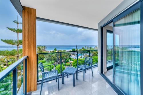 Superior Suite with Sea View image 3