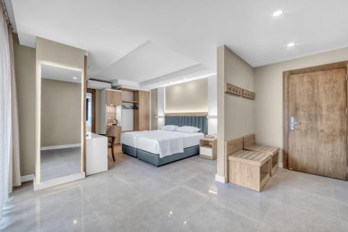 Superior Suite with Sea View image 7