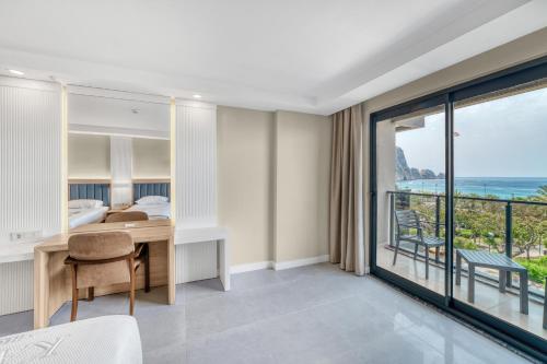 Double Room with Sea View image 7