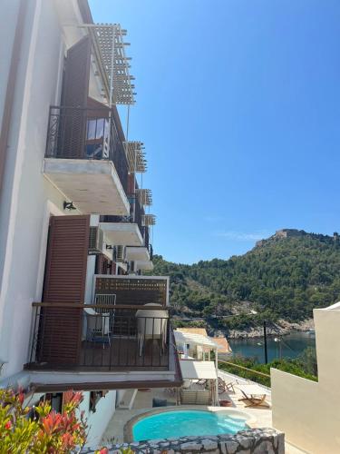 Vassilis Retreat 3