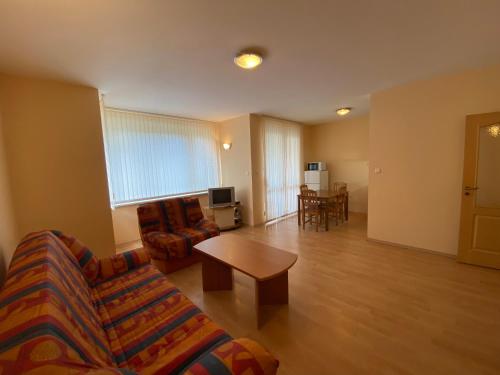 One-Bedroom Apartment with Pool View image 8