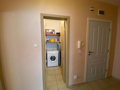 One-Bedroom Apartment with Pool View image 4