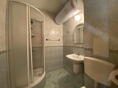 One-Bedroom Apartment with Pool View image 2