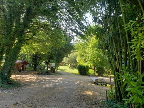 Camping EAU NATURELLE Bungalow ou Tente 4 personnes dans un environnement calme et dépaysant - Camping - Tursac