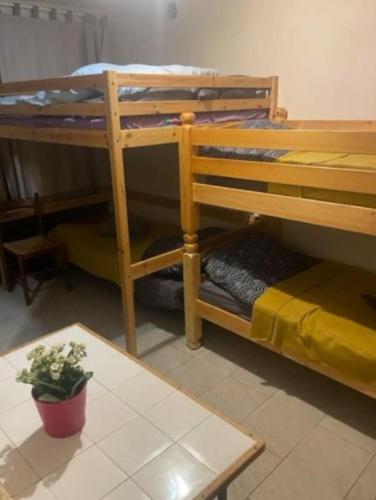 2 bunk beds