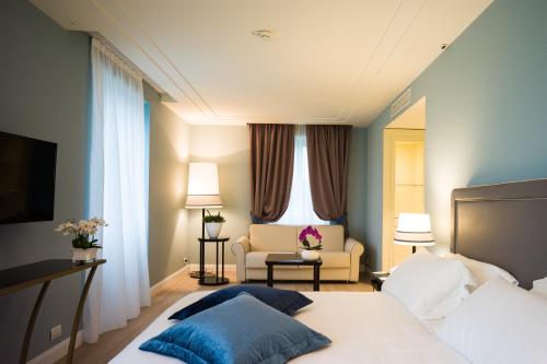 Deluxe Double Room image 7