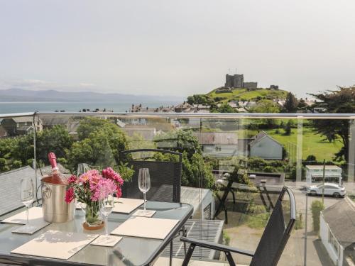A szálláshely kívülről, Golygfa'r Gastell Castle View in Criccieth Városközpont