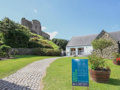 A szálláshely kívülről, Golygfa'r Gastell Castle View in Criccieth Városközpont