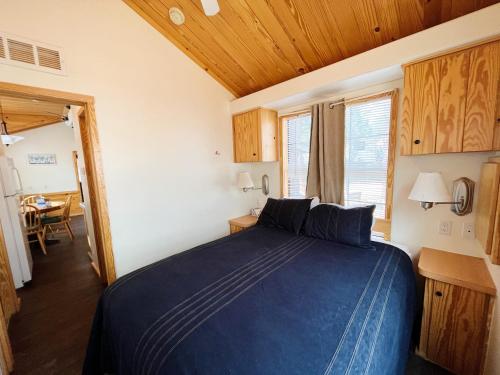 Sallys Cabin is a quaint two bedroom tiny home in Woodland Park, USA