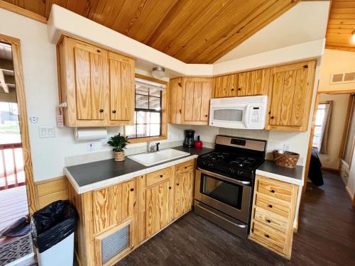 Sallys Cabin is a quaint two bedroom tiny home in Woodland Park, USA