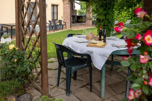 VILLA BOTTERA with Jacuzzi in the garden Cuneo Langhe Piemonte