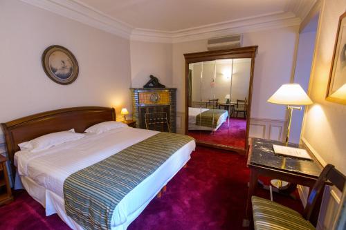 1 king bed, 1 twin bed