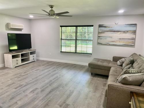 2400 heated sqft Centrally located majestic house with king beds in Gainesville, USA