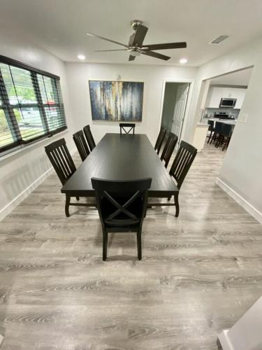 2400 heated sqft Centrally located majestic house with king beds in Gainesville, USA