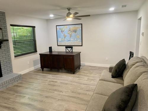 2400 heated sqft Centrally located majestic house with king beds in Gainesville, USA