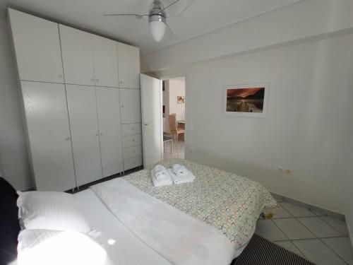 Flat with garden near sea, port and airport, Artemida (foto 5)