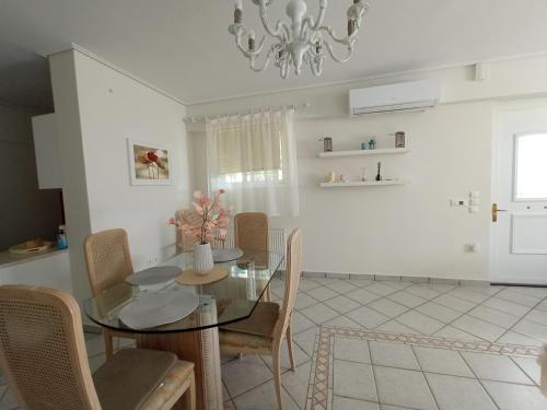 Flat with garden near sea, port and airport, Artemida (foto 6)