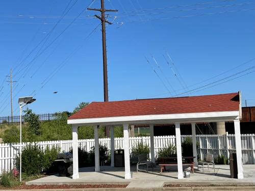 Regal 8 Inn & Suites Regal 8 Inn & Suites