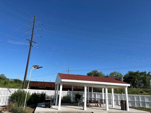 Regal 8 Inn & Suites Regal 8 Inn & Suites