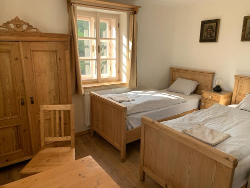 2 twin beds