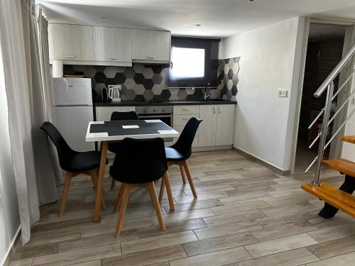 Selena Villa - image 10