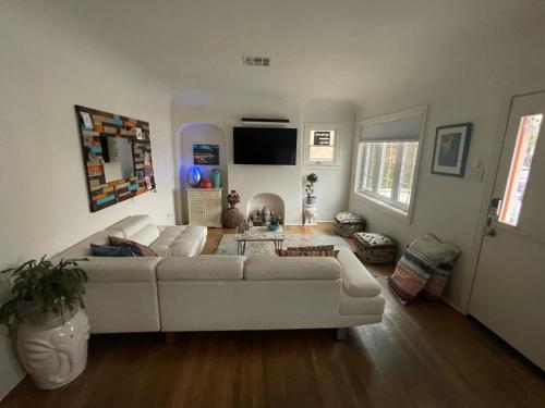 1926 Boho Beach Cottage in Long Beach, USA