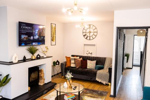 TD Stourb Dudley - Luxurious 3 Bedroom House - Sleeps 7 - DY1 - Long Stay for Contractors & Families