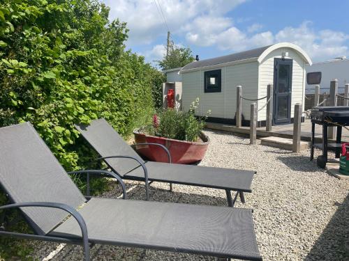 Dārzs, Estuary View - Cosy Shepherds Hut for Two with Private Facilities in Churchstow