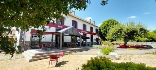 Logis hôtels Auberge du Château Hotel de charme Les Goujats