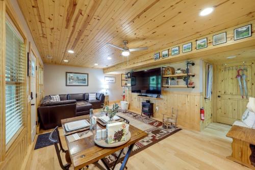 West Jefferson Vacation Rental Near River in West Jefferson, USA