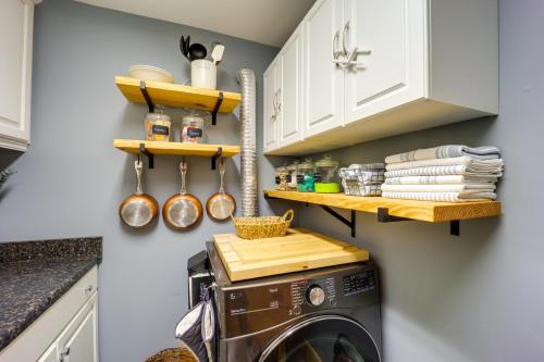 West Jefferson Vacation Rental Near River in West Jefferson, USA