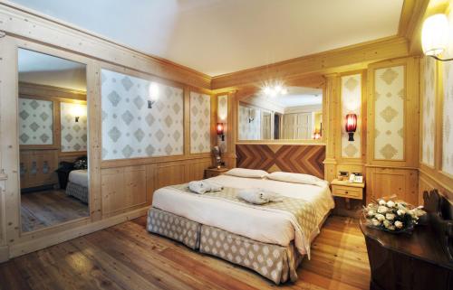 1 queen bed, 1 twin bed