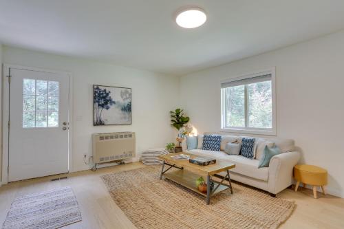 Cozy Swan Lake Apt with Grill and Private Yard in 米德爾敦