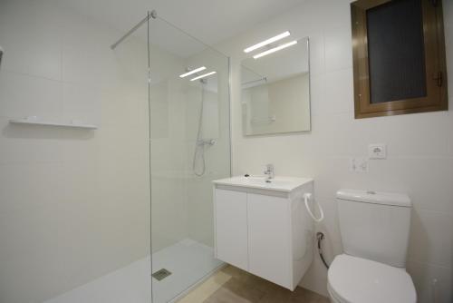 Three-Bedroom Apartment with Balcony & Pool View ( 6-8)