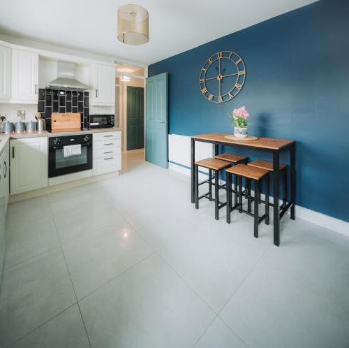 Cosy Hot Tub Getaway Bungalow in Armagh
