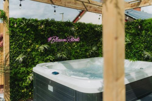 Cosy Hot Tub Getaway Bungalow in Armagh