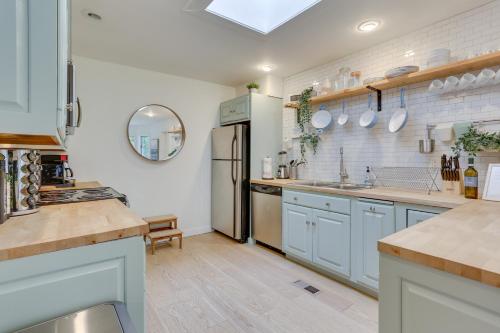 Charming Swan Lake Apartment with Deck! in 米德爾敦