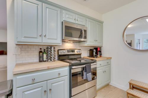 Charming Swan Lake Apartment with Deck! in 米德爾敦