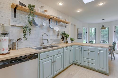 Charming Swan Lake Apartment with Deck! in 米德爾敦