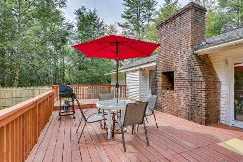 Charming Swan Lake Apartment with Deck! in 米德爾敦