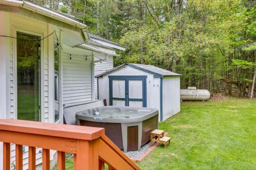 Charming Swan Lake Apartment with Deck! in 米德爾敦